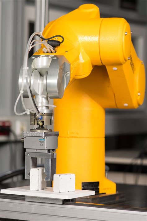 Industrial Robot for Practical Coursework | Institut für Robotik und ...