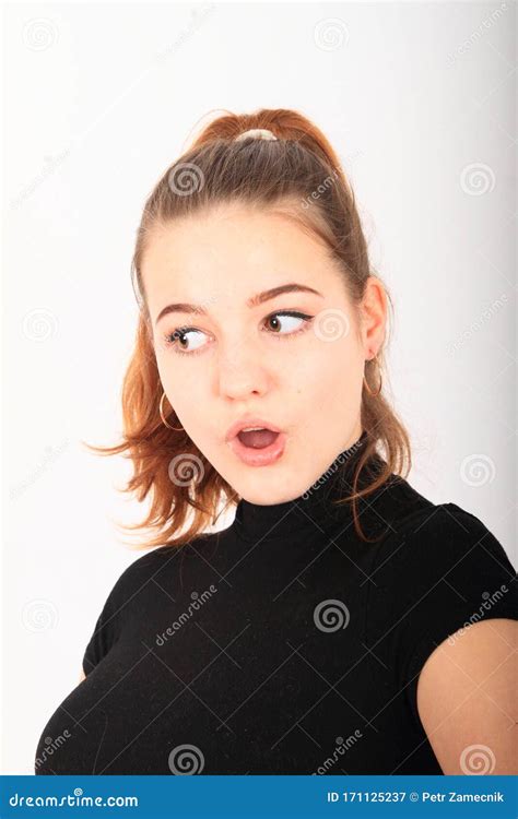 Überraschtes Ausdrucksstarkes Brunette Mädchen Stockbild Bild von ausdruck frau 171125237