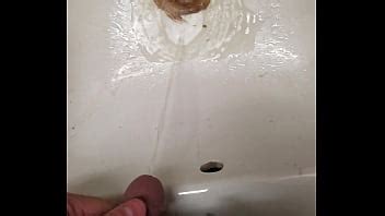 Orinar En El Inodoro Y El Lavabo XVIDEOS