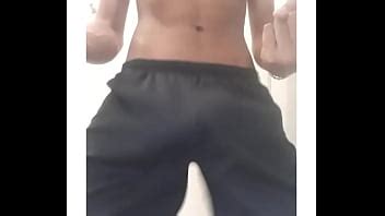 Joven Bailando En Shorts Con Una Polla Suelta Mostrando El Volumen XVIDEOS