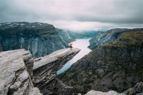 Trolltunga挪威的惊人地美丽的悬崖边缘 万博官网网页版首页