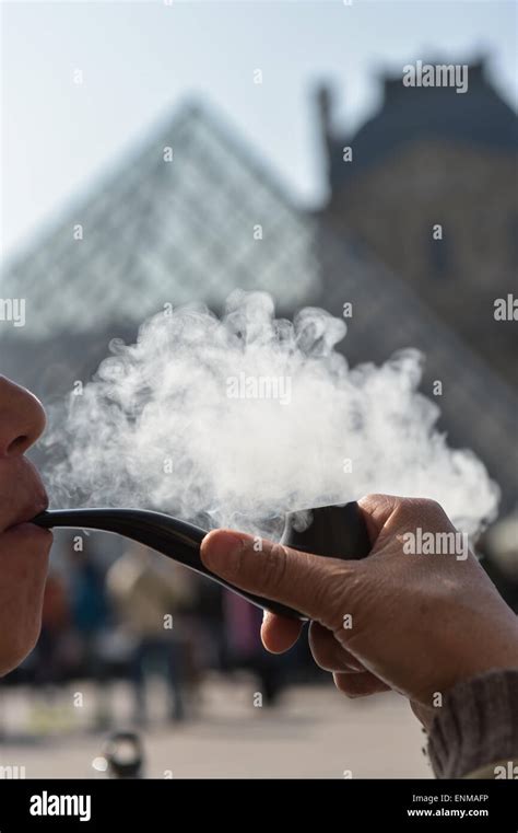 Homme mature pipe en plein air profil France Paris le Louvre le Musée d Art Photo Stock Alamy