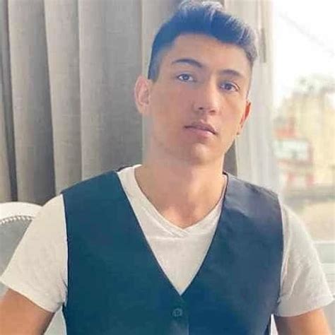 Hot Latino Felipe Kum Dice Que Ama A Su Novia Antes De Chupar La Polla De Rodrigo El Santo