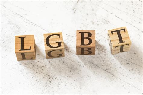 Cuatro cubos de madera con letras lgbt que significa lesbiana gay bisexual y transgénero en