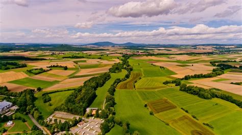 Belle Vue Sur Les Champs Agricoles Et Le Ciel Bleu Avec Des Nuages