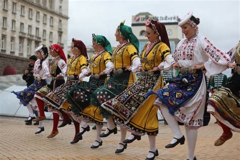 Les Gens Dans Des Costumes Folkloriques Authentiques Traditionnels Sur