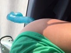 Esposa Morena Muito Gostosa Colocou Um Consolo Preso No Vidro Do Carro E Penetrou Na Vagina Em