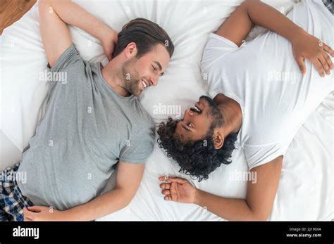 Deux Hommes Gay Au Lit Banque De Photographies Et Dimages Haute R Solution Alamy