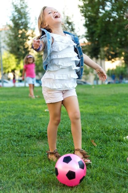 Grupo De Niños Se Divierten En El Parque Foto Gratis