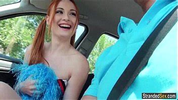 La animadora pelirroja Eva Berger se folla a un extraño para dar un paseo XVIDEOS