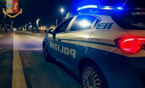 Danneggia Le Auto In Sosta Ruba E Aggredisce Anche La Polizia