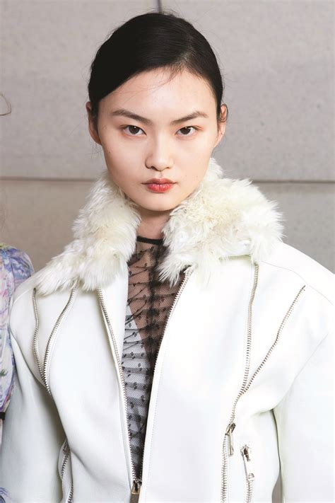 H A Ra M U T C N Gi N Kinh I N N Y L I Ch Nh L Xu H Ng Hot Hit M A H N Y T P Ch P