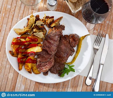 Rindersteak Mit Kartoffeln Und Artischocken Stockfoto Bild Von