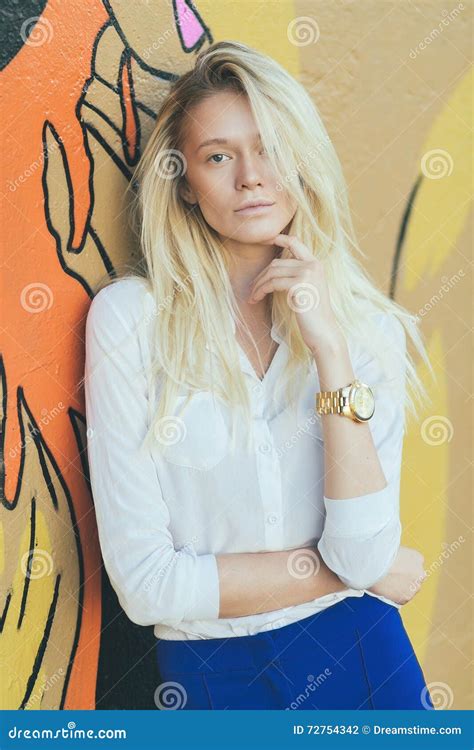 Blonde De Fille Avec De Longs Cheveux Contre Un Graffiti De Mur Photo Stock Image Du Mignon