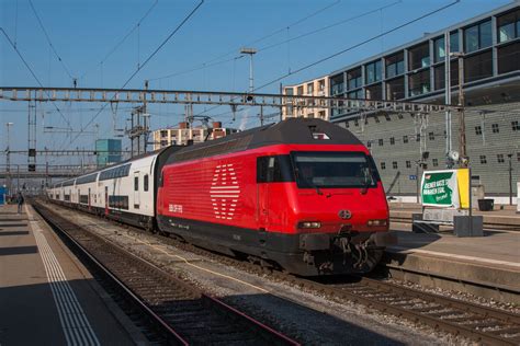 Mit dem IR 2169 aus Bern erreicht 460 032-6 am 09.02.2023 Zürich HB ...