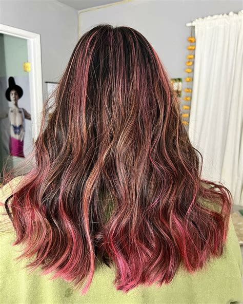 We explain how to choose the right brown hair with pink highlights 3