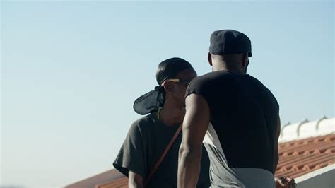 V Deo Gratis Plano Medio De Una Pareja Gay Sentada En La Azotea Y Hablando