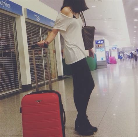 THỜI TRANG SÂN BAY của hot girl Việt có gì khác với các sao