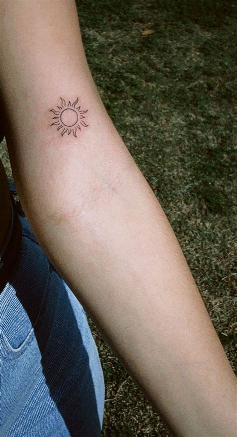 Mira Los 16 Hermosos Y Delicados Tatuajes Tatuagem De Sol Pequena