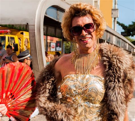 Parada Gay de São Paulo reúne cerca de 20 mil pessoas diz PM 07 06 2015 UOL Notícias