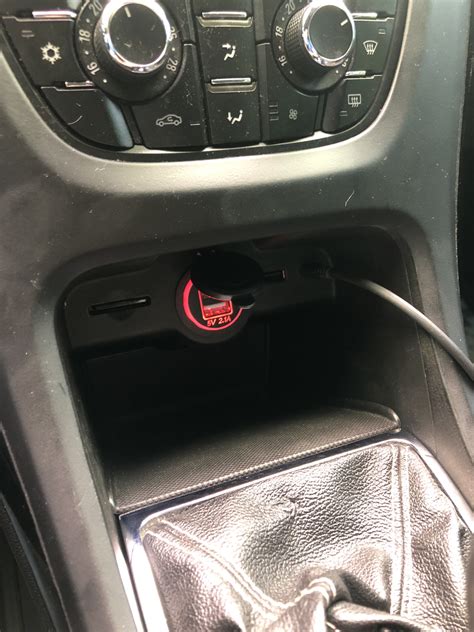 USB зарядка в штатное место — Opel Astra J GTC, 1,4 л, 2012 года