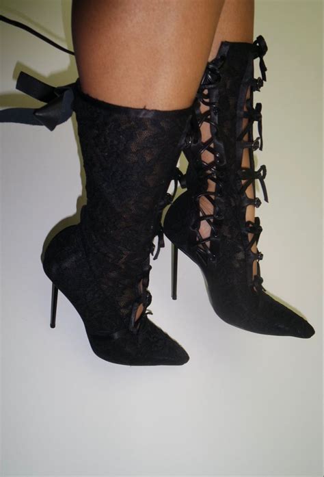 Ember Willowtree La bota Bambi de Naked Wolfe es moderna y cálida Platform booties Me too