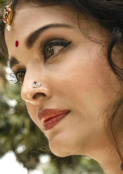 Super Exposed Bollywood Actress Aishwarya Rai Hot Cleavages