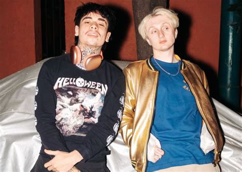 God Damn es una mezcla de música latina R B alternativa y emo sobre sentirte paralizado en