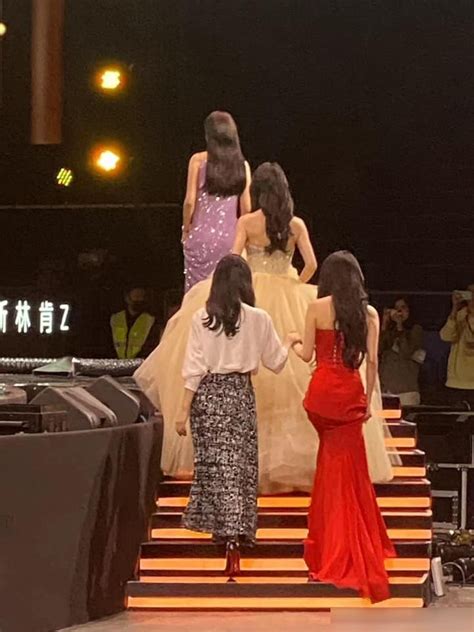 Tấm ảnh hot nhất MXH hiện nay Hồ Ca ngồi giữa rừng hoa Dương Mịch Angelababy đẹp đỉnh