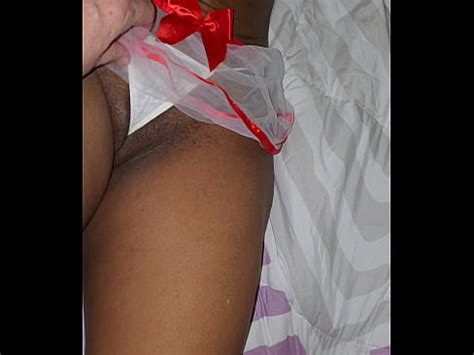 Infirmière en costume sexy se frottant le corps XVIDEOS