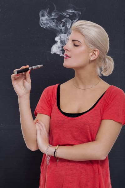 Junge Attraktive Blonde Frau Raucht Eine E Zigarette Lizenzfreies Bild Bildagentur