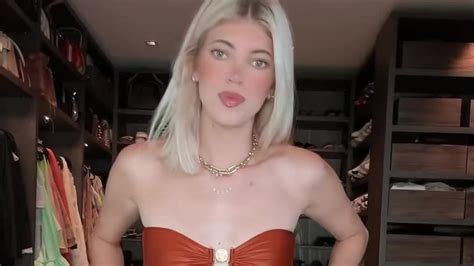 Devon Windsor Flaunts Her Knockout Figure In A Strapless Bikini