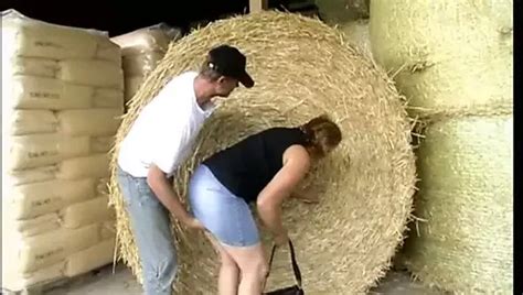 MILF mit dicken Titten hat Analfick und squirtet draußen in der