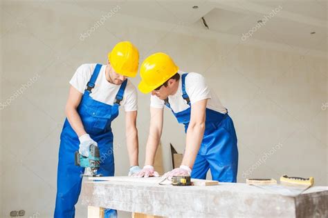 Группа строителей с инструментами в помещении стоковое фото ©Syda ...