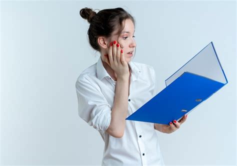 Jeune Fille Russe Blonde Surprise Met La Main Sur Le Visage En Regardant Le Dossier De Fichiers