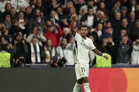 Dois De Rodrygo Real Madrid Vence C Diz E Dorme Na Lideran A Do