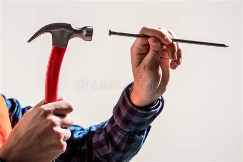 Unghia A Martello I Maschi Tengono A Mani Nude Un Martello E Un Inchiostratore A Mano Con