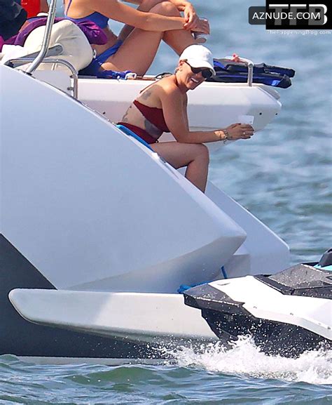 Scarlett Johansson Sexy Seen Flaunting Her Hot Figure Wearing A Red