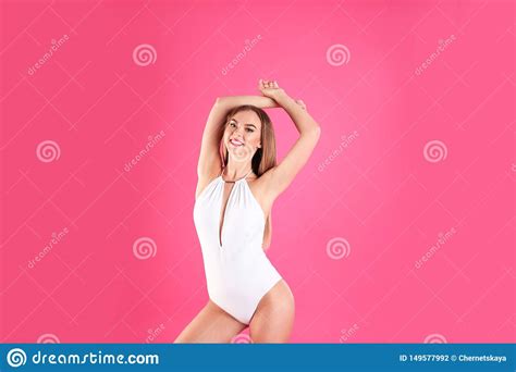 Mujer Atractiva Bonita Con El Cuerpo Delgado Hermoso En Bikini Elegante Foto De Archivo Imagen