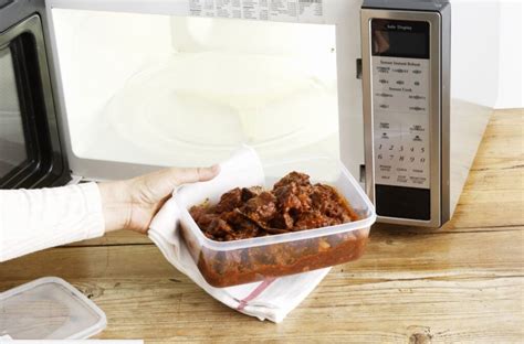 Можно ли греть еду в микроволновке в пластиковом контейнере?