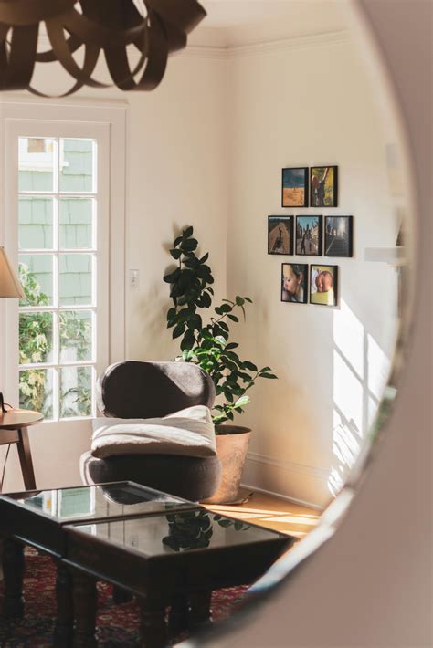 Cozy living room reflected in mirror · Free Stock Photo