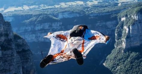 Base jumper precipita e muore in Valle dAosta la vela si è aperta ma