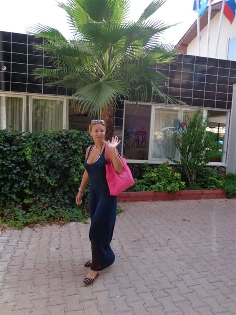 Blonde Milf Lifting Her Dress To Expose Shaved Pussy Pics Xhamster