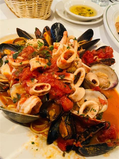Umbertos Clam House 354 Photos And 513 Reviews Seafood 132