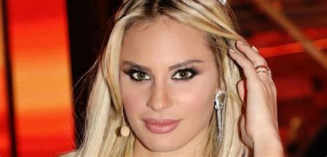 Francesca Brambilla Instagram Seducente In Piscina Il D Collet Esplode Dal Bikini