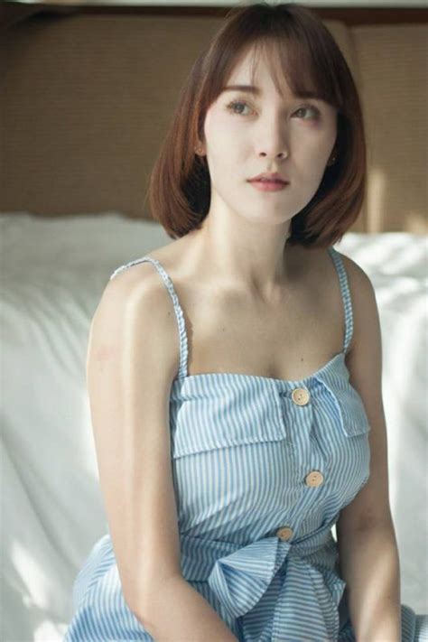 Đứng bán đồ ăn vặt ngoài vỉa hè hot girl gây ấn tượng bởi vòng một khủng và gương mặt xinh đẹp