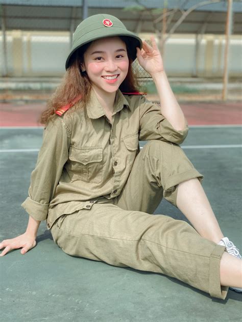 Hot girl ĐH Thủ Đô mặt mộc xinh đẹp bất chấp nắng hè và tập luyện mệt mỏi Báo Dân trí