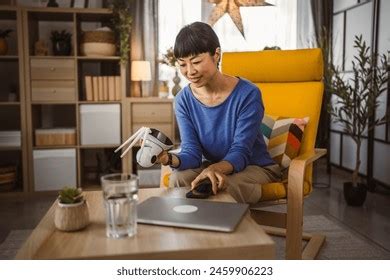 Mature japonaise avec fils résultats mille dimages libres de droits de photos de stock