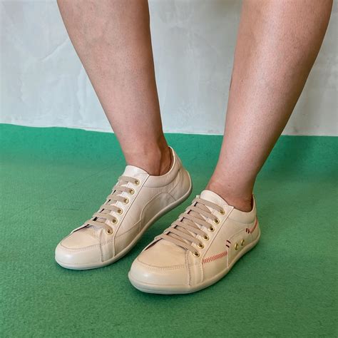 T Nis Nude Em Couro Cadar O El Stico Orcade Conforto E Estilo Empodere Scarpin