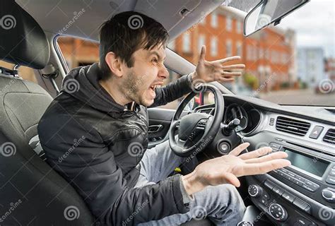 De Boze Jonge Bestuurder Drijft Een Auto En Het Schreeuwen Stock Foto Image Of Aandrijving